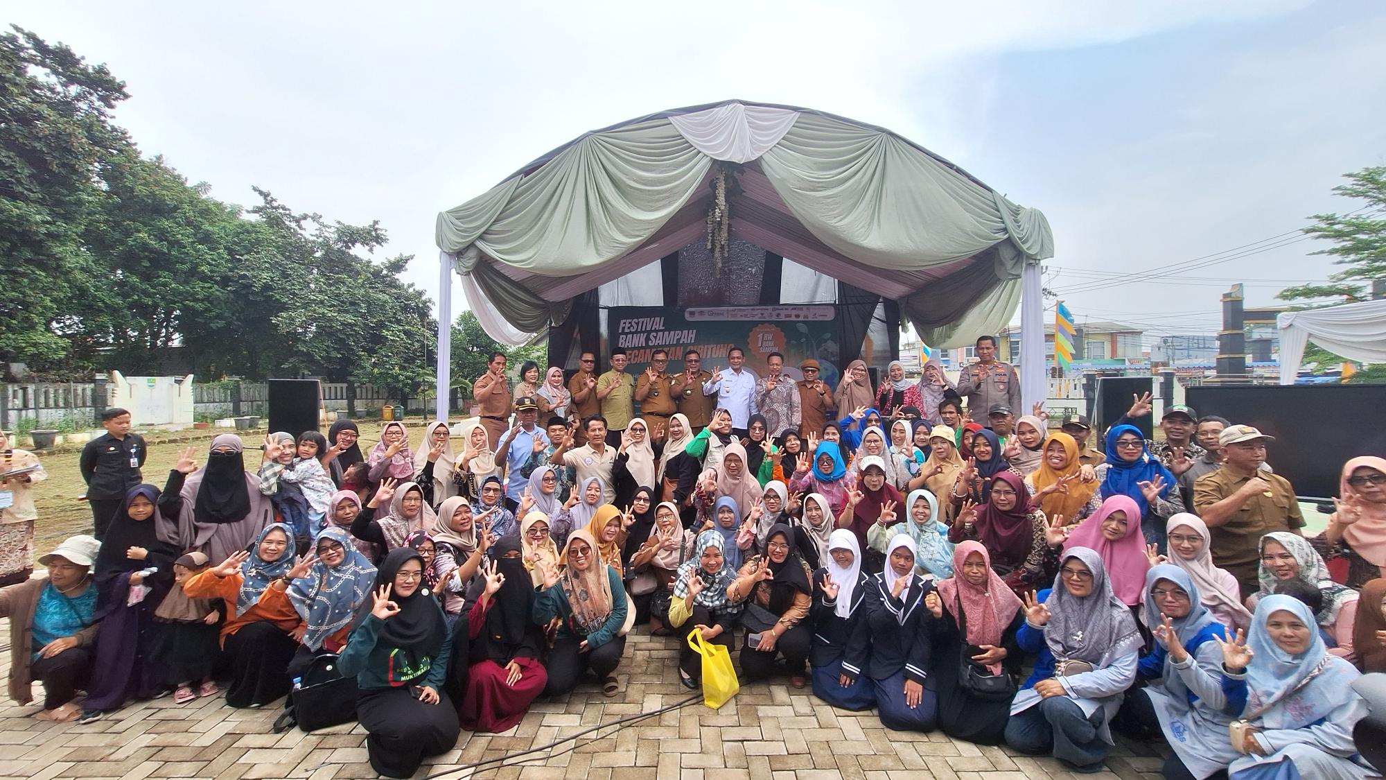 Bantuan partisipasi untuk kegiatan Festival Bank Sampah dengan tema "Bersama mewujudkan satu RW satu Bank Sampah" di Kantor Kecamatan Cibitung